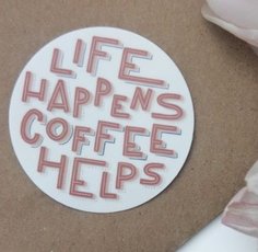 Samolepka Printintin &#039;Life happens, coffee helps&#039; - prmr 6cm