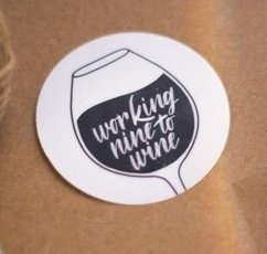 Samolepka Printintin &#039;Working nine to wine&#039; - prmr 6cm